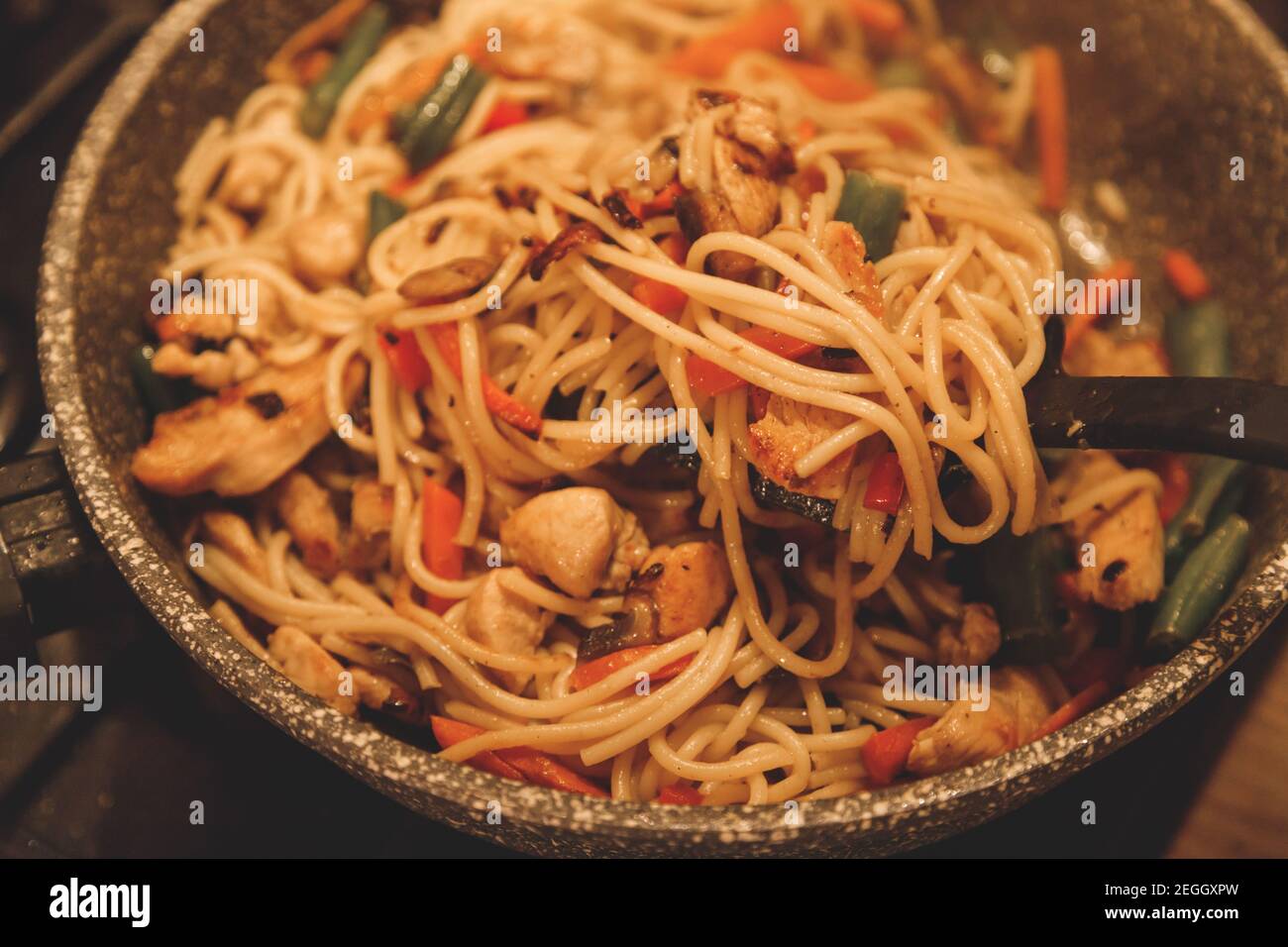 Cooking with a wok fotografías e imágenes de alta resolución - Página 8 -  Alamy