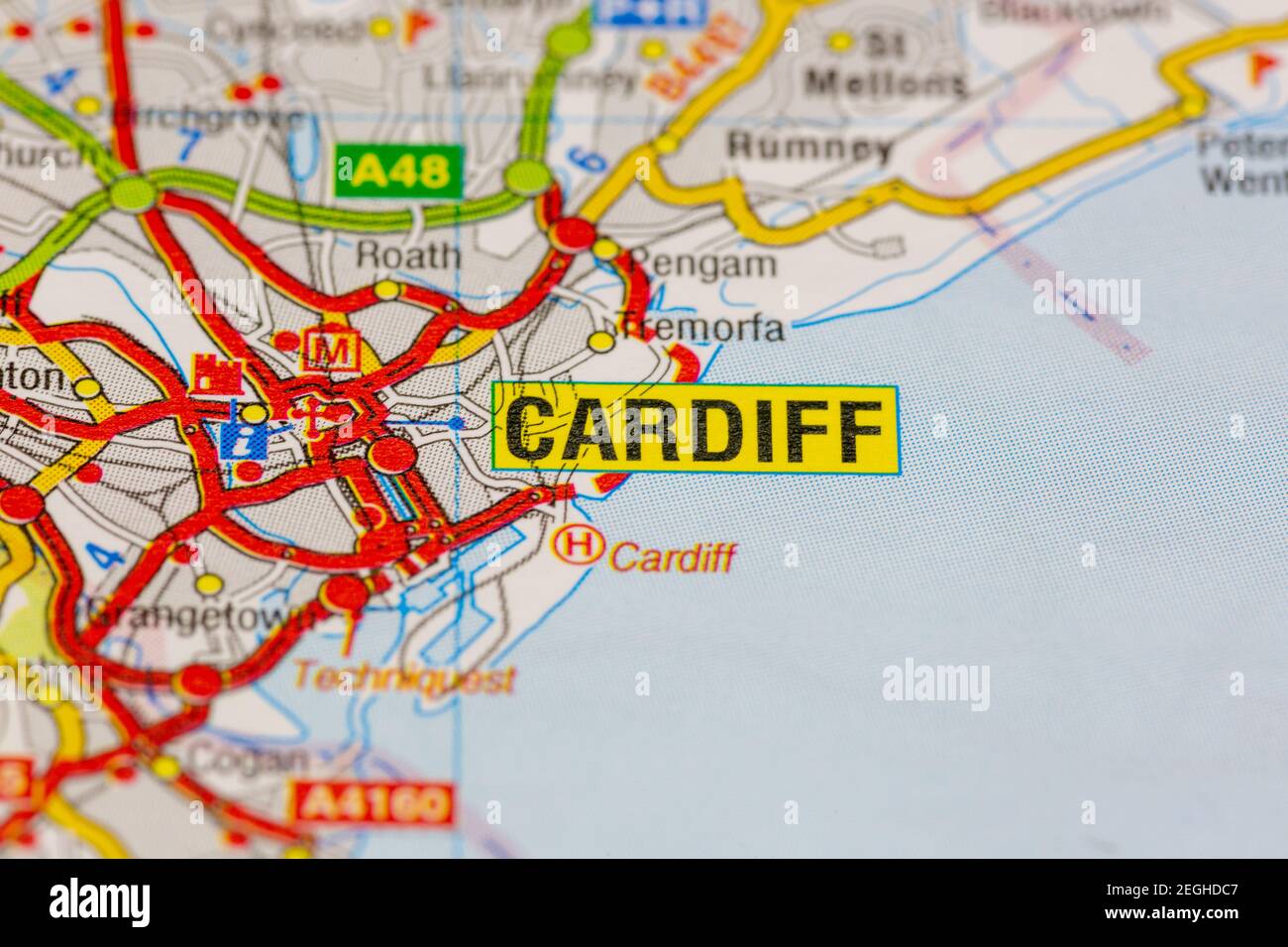 Cardiff y sus alrededores se muestran en un mapa de carreteras o mapa geográfico Fotografía de