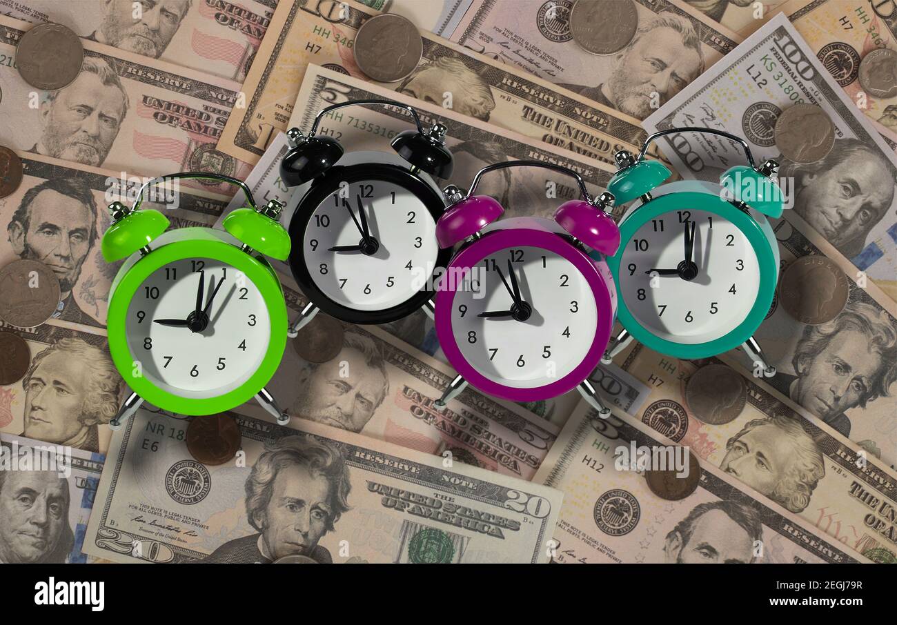 Los relojes de alarma como un símbolo de recordatorio de impuestos. La fecha final para el pago de impuestos a la Oficina de impuestos. Foto de stock