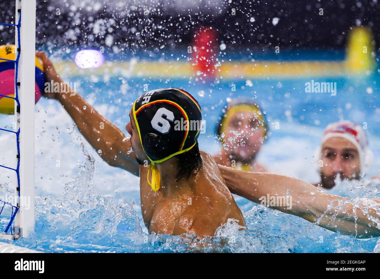 ROTTERDAM, PAÍSES BAJOS - FEBRERO 18: Maurice Jungling de Alemania durante el Torneo Olímpico de Calificación Waterpolo 2021 partido entre Croacia y. Foto de stock