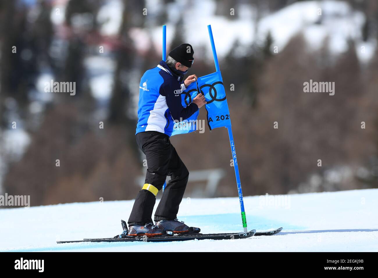 18 de febrero de 2021; Cortina d'Ampezzo, Italia; FIS Campeonato Mundial de esquí alpino Cortina Femenino Gigante Slalom; curso de licitación reparaciones puerta Foto de stock
