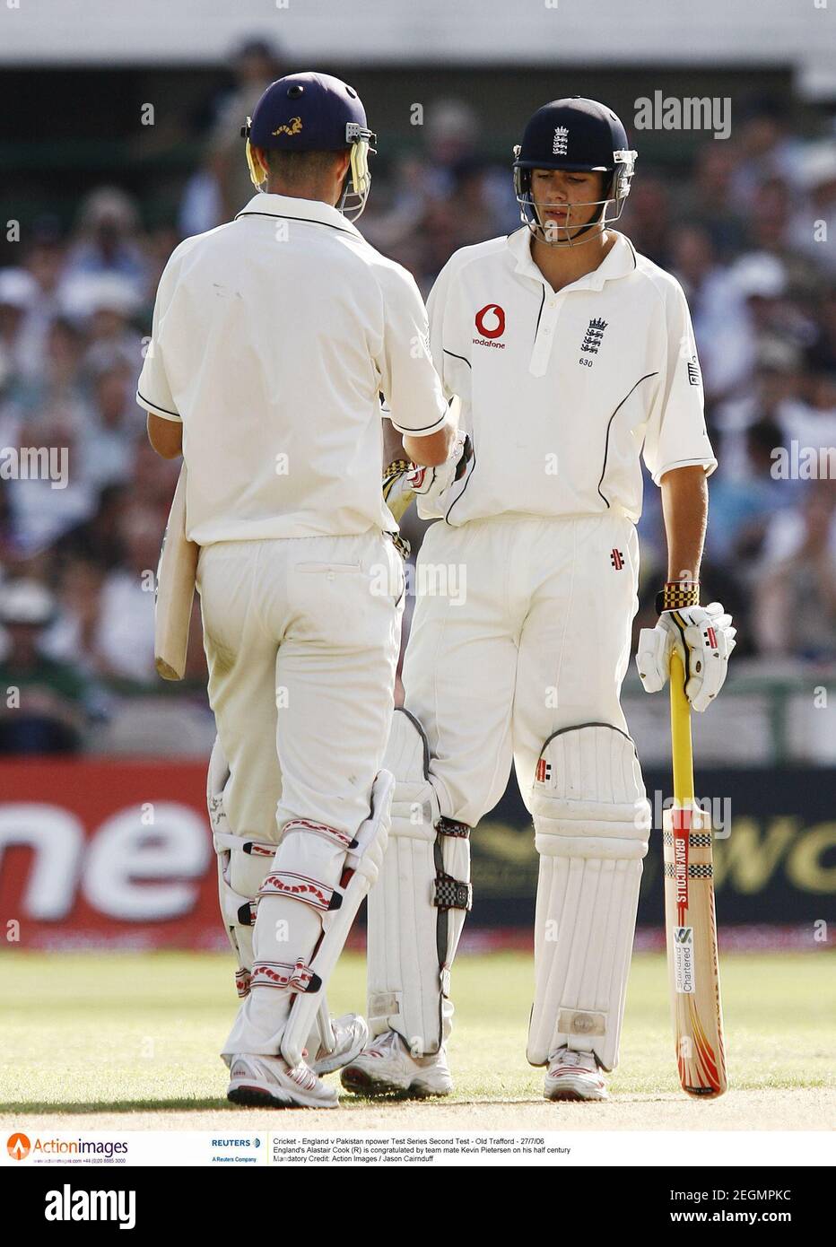 Cricket - England v Pakistan npower Test Series Second Test - Old Trafford  - 27/7/06 Alastair Cook (R) de Inglaterra es felicitado por el compañero de  equipo Kevin Pietersen por su medio