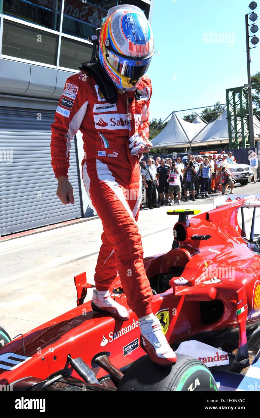 Fórmula uno - F1 - Gran Premio de Italia 2010 - Autodromo Nazionale Monza,  Monza, Italia - 11/9/10 Fernando Alonso de Ferrari sale de su coche después  de tomar la posición de