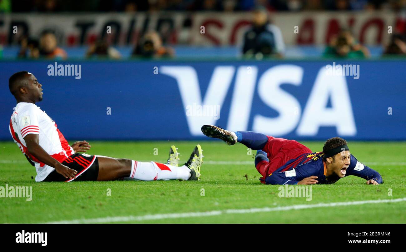 Fútbol - River Plate v FC Barcelona - final de la Copa Mundial del Club de  la FIFA - Estadio Internacional Yokohama, Yokohama - 20/12/15 Neymar del FC  Barcelona y Eder Balanta