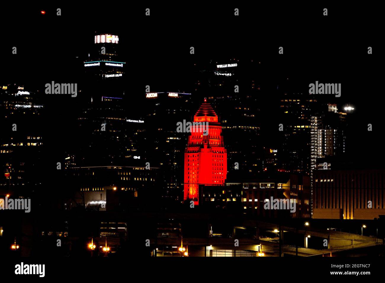 Los Ángeles, California, EE.UU. 18 de febrero de 2021. El Ayuntamiento de  los Ángeles está iluminado en color rojo para celebrar la perseverancia  rover de la NASA, construido en el Jet Propulsion