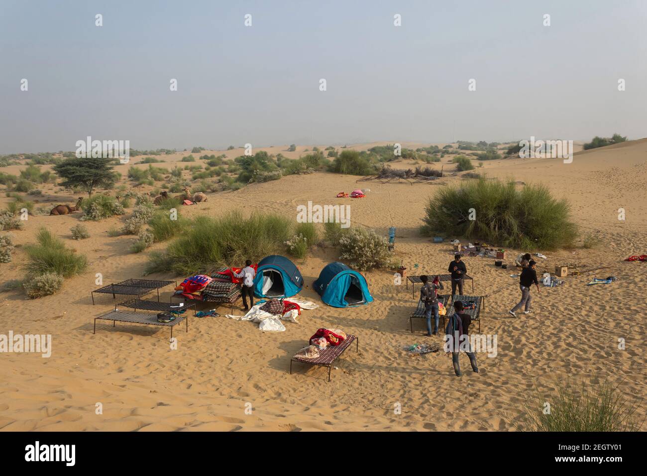 11 Nov 2020 Thar Desert, Jaisalmer, Rajasthan, India. Turistas en tiendas de camping en el desierto de Thar Foto de stock