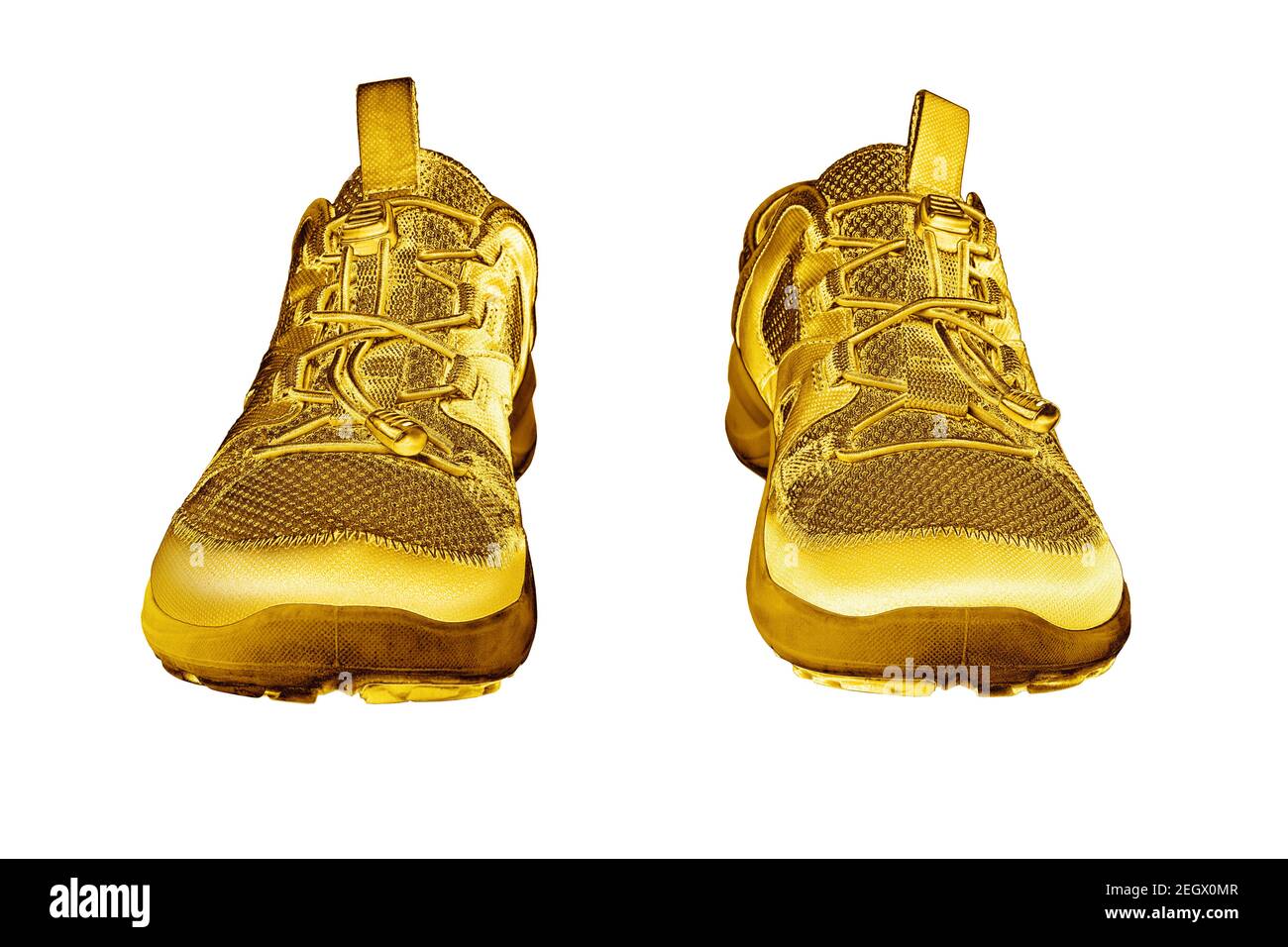 Zapatillas de deporte de oro blanco de fondo aislado closeup, zapatos  deportivos de metal dorado, zapatillas de running de lujo, botas de fitness  de color amarillo moderno, calzado Fotografía de stock -