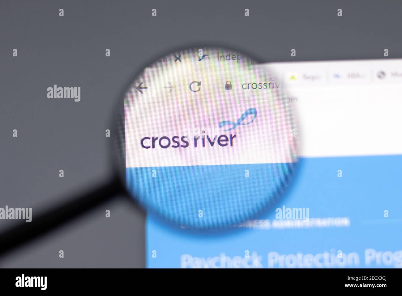 Nueva York, EE.UU. - 15 de febrero de 2021: Sitio web de Cross River Bank en navegador con el logotipo de la empresa, editorial ilustrativa Foto de stock