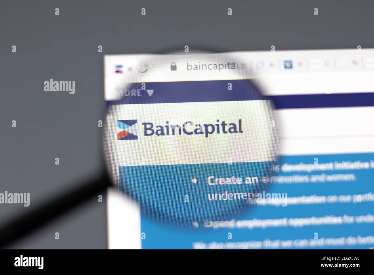 Nueva York, EE.UU. - 15 de febrero de 2021: Sitio web de Bain Capital en el navegador con el logotipo de la empresa, editorial ilustrativa Foto de stock