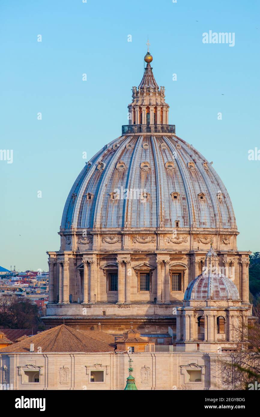 Cúpula de la iglesia de San Pedro en el Vaticano, vista al amanecer desde  la colina de Gianicolo Fotografía de stock - Alamy