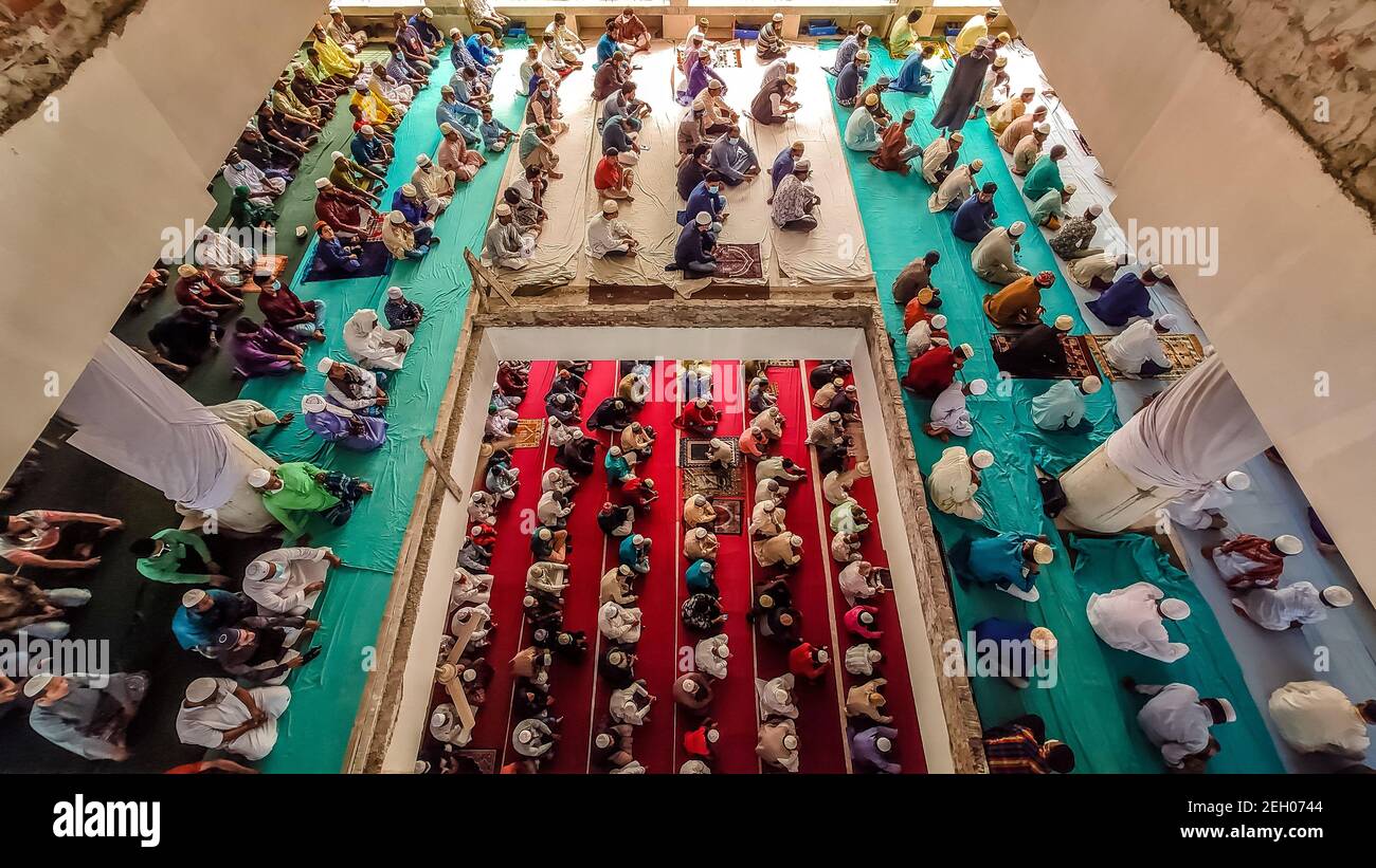 Barishal, Barishal, Bangladesh. 19 de febrero de 2021. A pesar de tener una crítica situación pandémica Covid-19 en Bangladesh, la gente se reúne en un gran número en la mezquita sin distanciamiento social para decir su oración Jummah en la ciudad de Barishal en Bangladesh. Crédito: Mustasinur Rahman Alvi/ZUMA Wire/Alamy Live News Foto de stock
