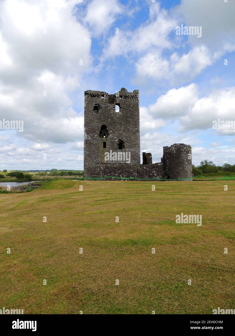 Threave Castillo en el río Dee cerca del Castillo Douglas, Dumfries y galloway, Escocia. El castillo se encuentra en una isla y sólo es accesible por un pequeño paseo en barco. Fue construido en la década de 1370 por Archibald el Grim y fue un bastión de los 'Douglases Negros', Earls de Douglas y Lores de Galloway. La casa de la guarda y el artillero permanecen en pie. Después de un seige durante la Guerra del Obispo, los Covenanters ordenaron que los edificios se desmantelaran y que los materiales se desecharan para su uso por el público. Foto de stock