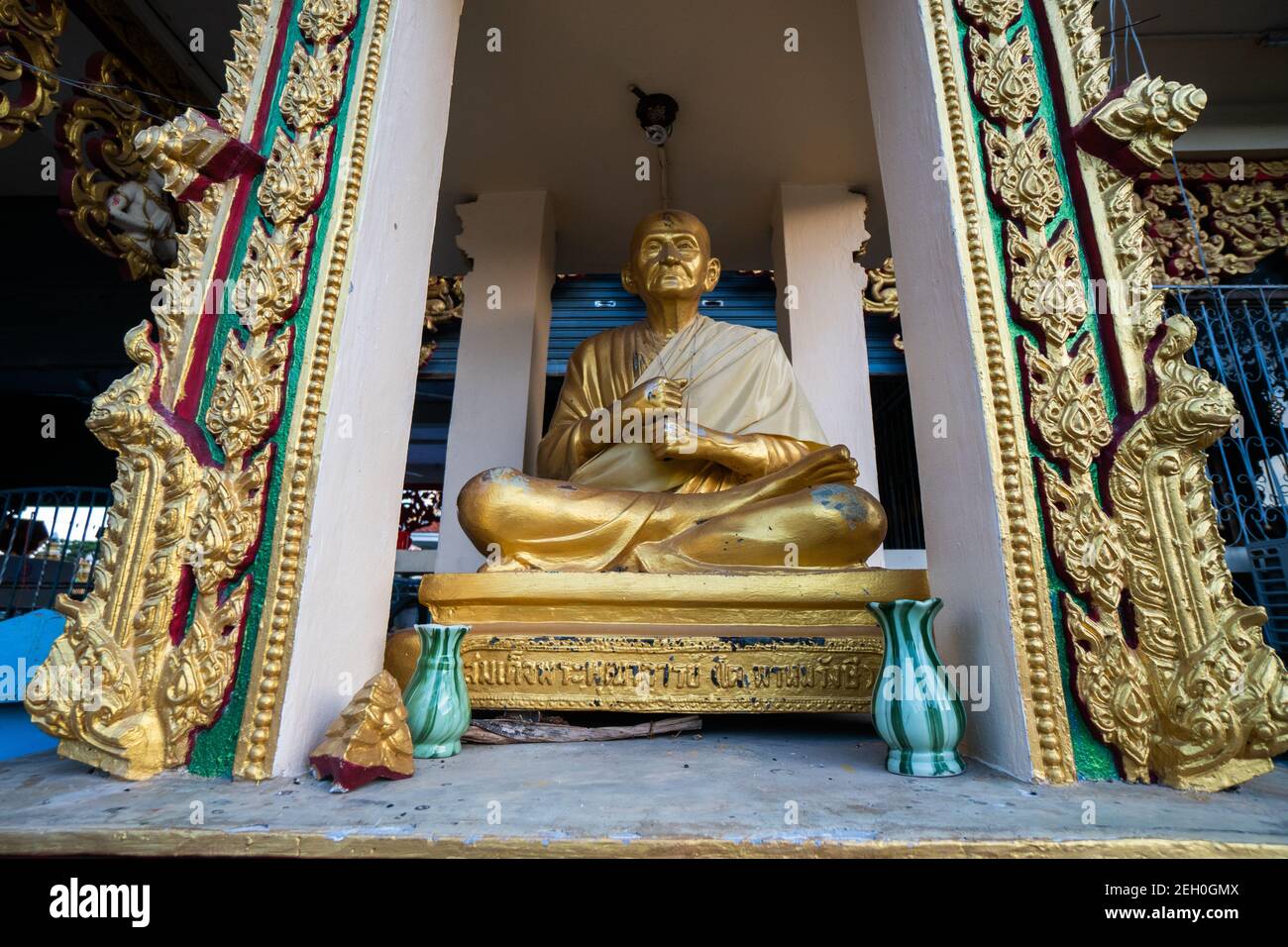 KOH SAMUI, TAILANDIA - 10 de enero de 2020: Estatua de Buda de Oro en el templo de Wat plai laem en koh samui tailandia. Foto de stock