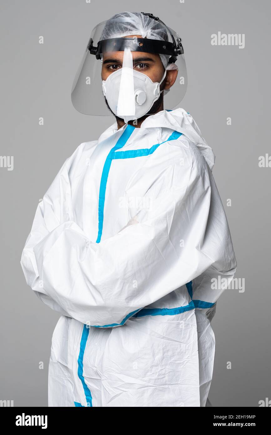 Retrato de un hombre médico en ropa protectora durante la pandemia del  coronavirus. Epidemia, pandemia de coronavirus covid 19. Médico, paciente  en respirador Fotografía de stock - Alamy