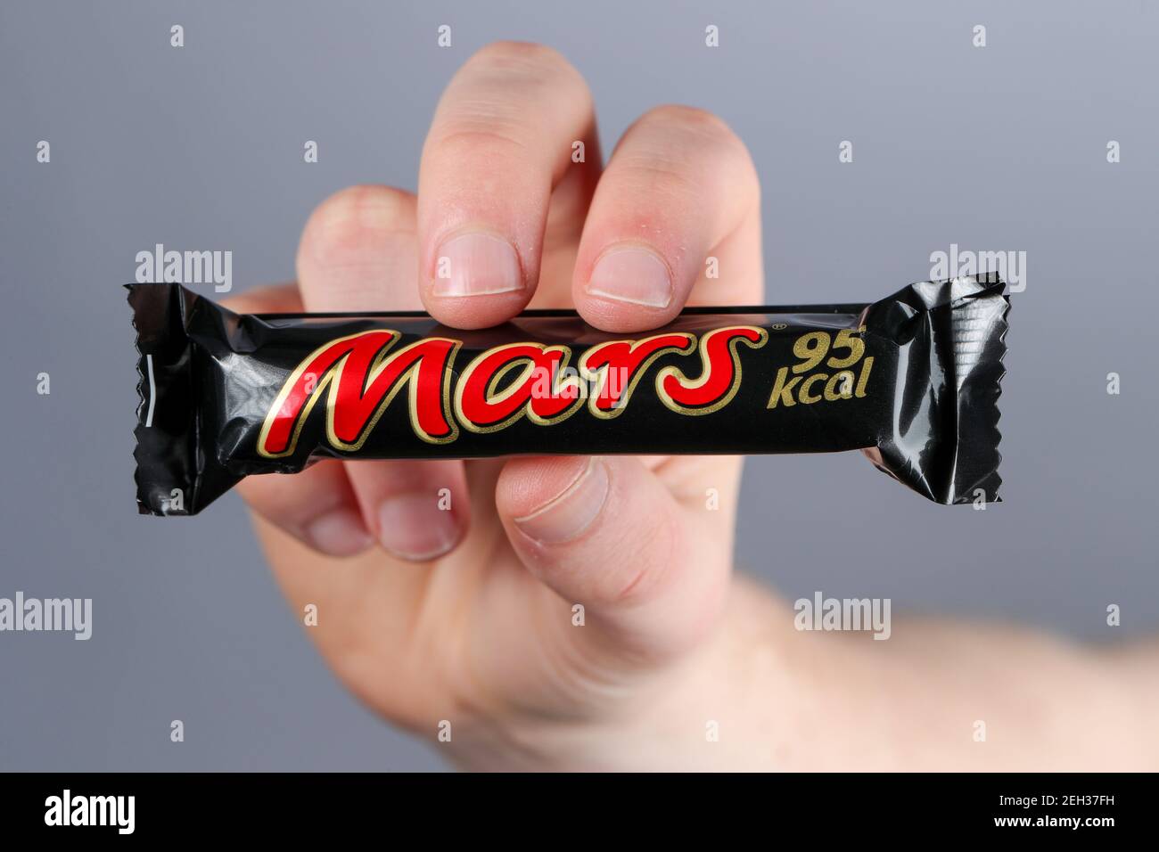 Pequeñas barras bajas en calorías de Marte y Snickers chocolate que son por debajo de 100 calorías Foto de stock