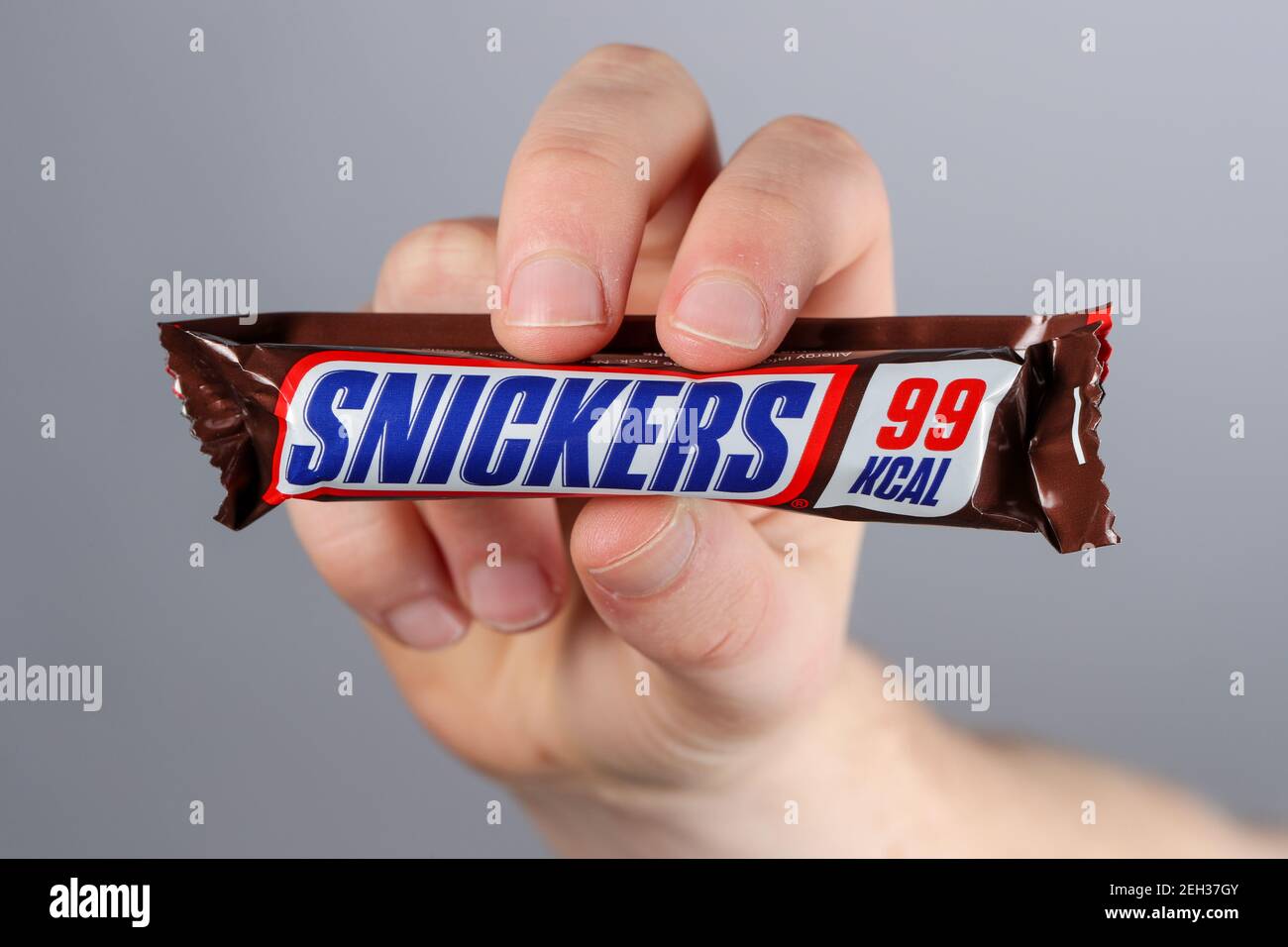 Pequeñas barras bajas en calorías de Marte y Snickers chocolate que son por debajo de 100 calorías Foto de stock