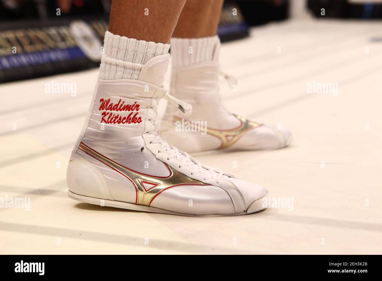 Boxeo - Wladimir Klitschko v David Haye - IBF, WBO, IBO \u0026 WBA Heavyweight  Title's - The Imtech Arena, Hamburgo, Alemania - 2/7/11 Vista general de  las botas obligatorias de Wladimir Klitschko