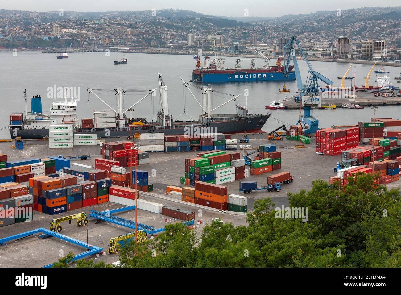 El Puerto de Valparaíso, una ciudad importante, puerto marítimo y base  naval en el centro de Chile, Sudamérica Fotografía de stock - Alamy