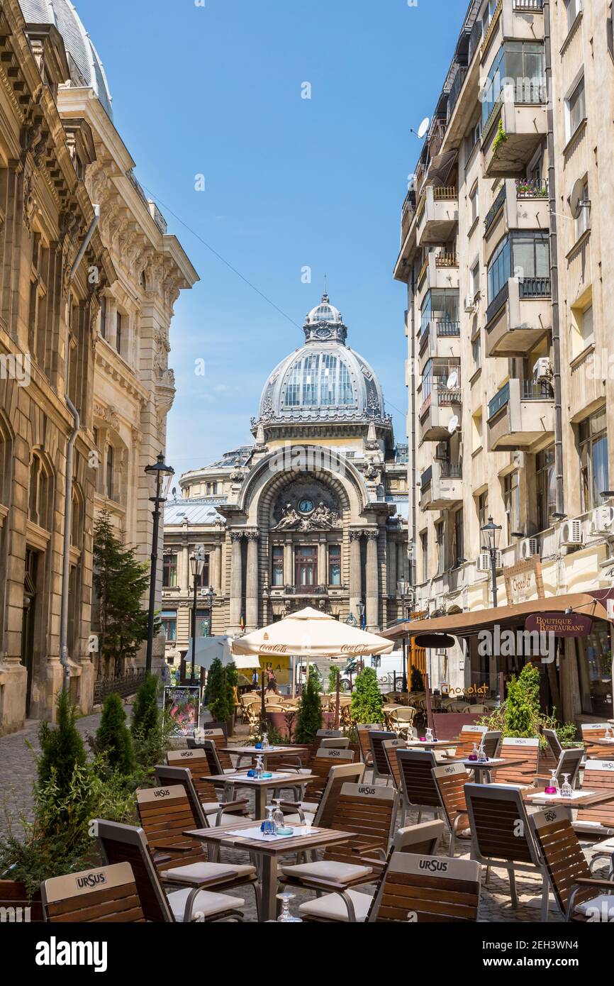 Cena al aire libre frente al Palacio de los depósitos y envíos en Bucarest, Rumanía Foto de stock