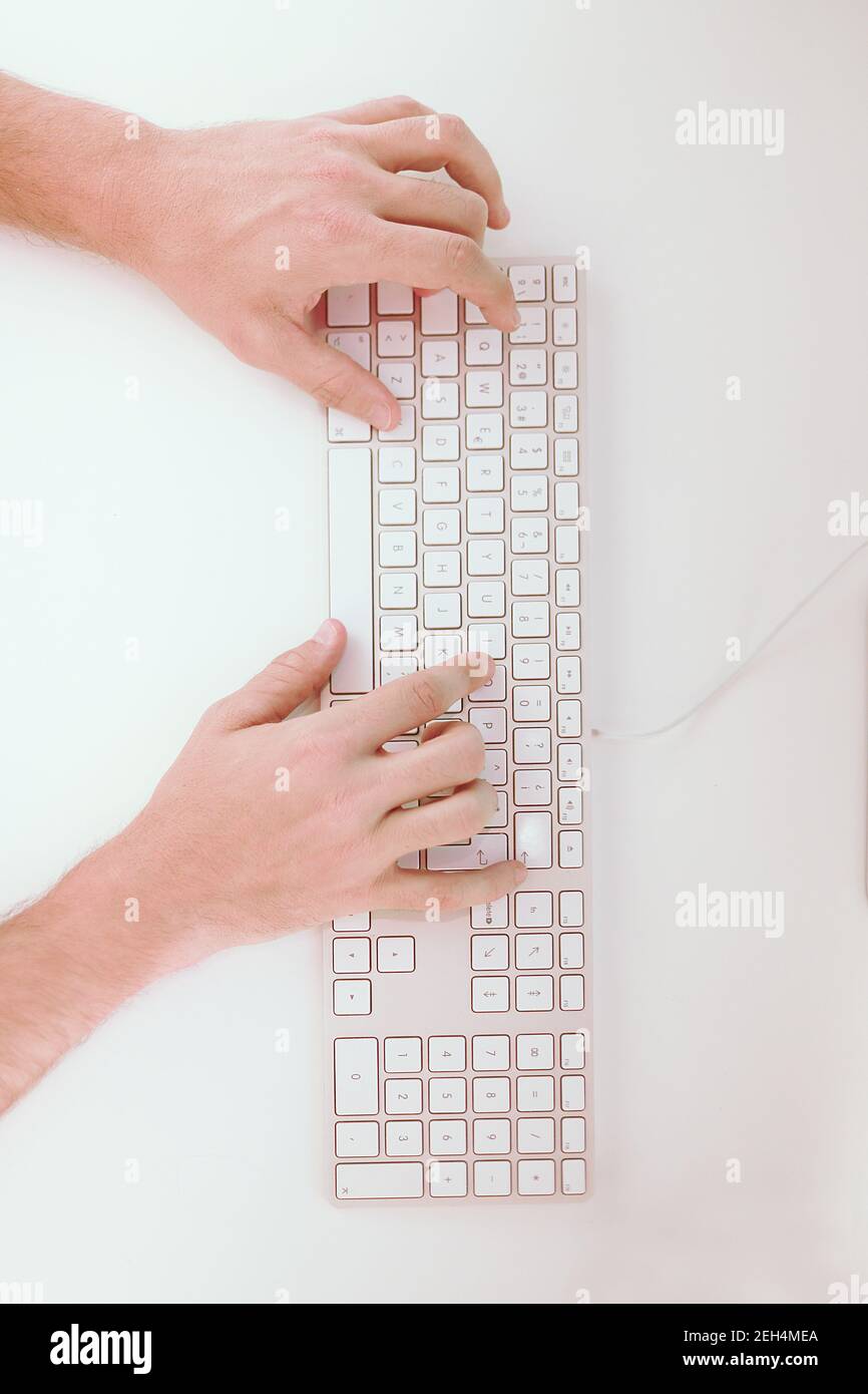 las manos de un chico laico de plano teclean en un teclado de computadora  Fotografía de stock - Alamy