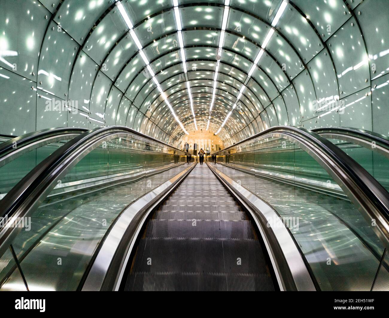 Varsovia 9 de noviembre 2019 larga escalera mecánica al metro con brillante techo Foto de stock