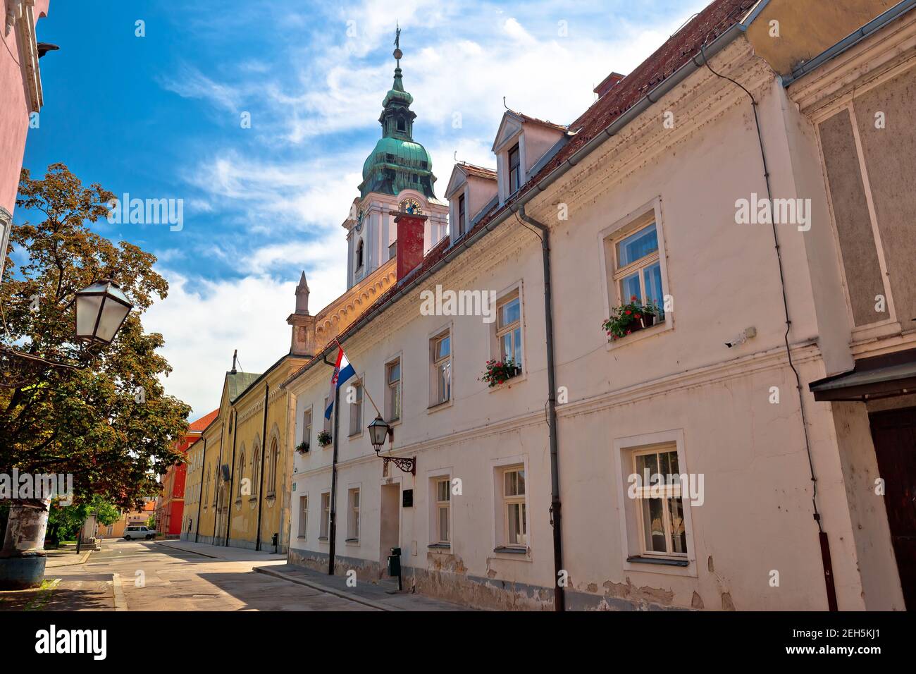Ciudad de la iglesia de Karlovac y vista de la arquitectura, centro de Croacia Foto de stock