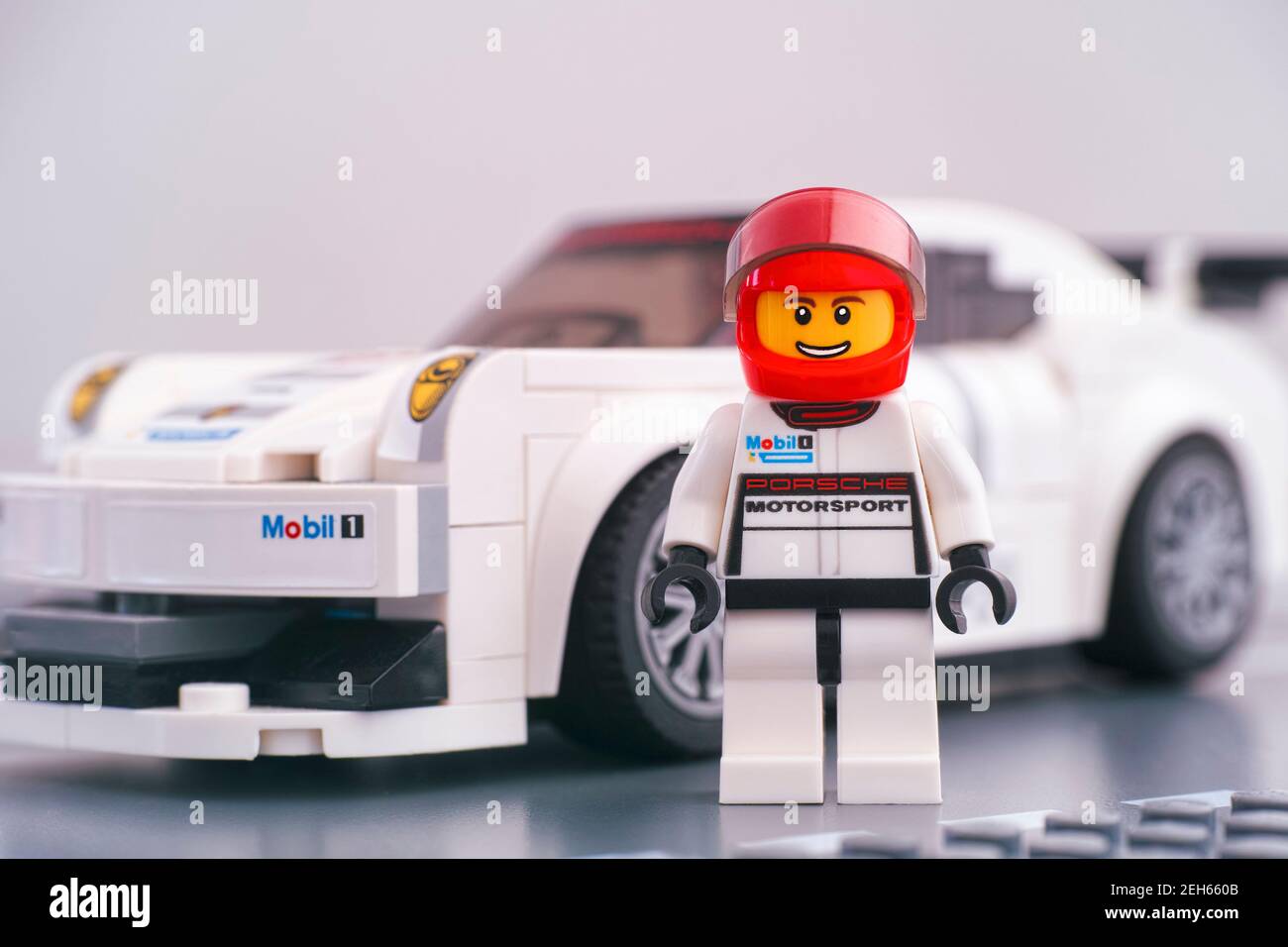 Tambov, Federación Rusa - 14 de febrero de 2021 Lego Porsche conductor  contra el Porsche blanco 911 GT coche de carrera por LEGO Speed Champions  Fotografía de stock - Alamy