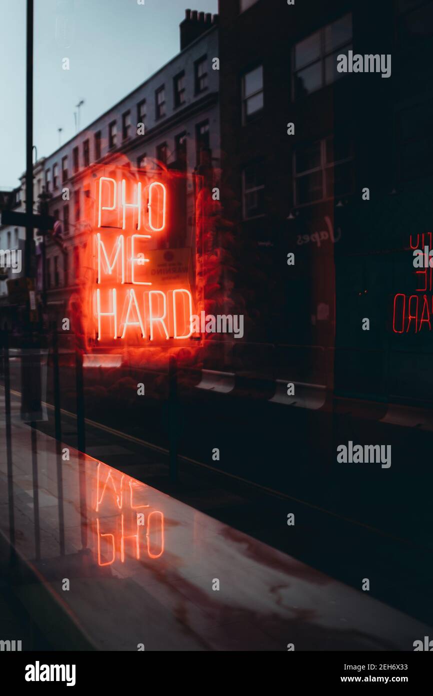 Londres Reino Unido Enero 2021 Pho Me Hard neón signo en el centro de Londres, la publicidad de un restaurante de fideos chinos lo mein. Rojo brillante brillante en la noche Dur Foto de stock