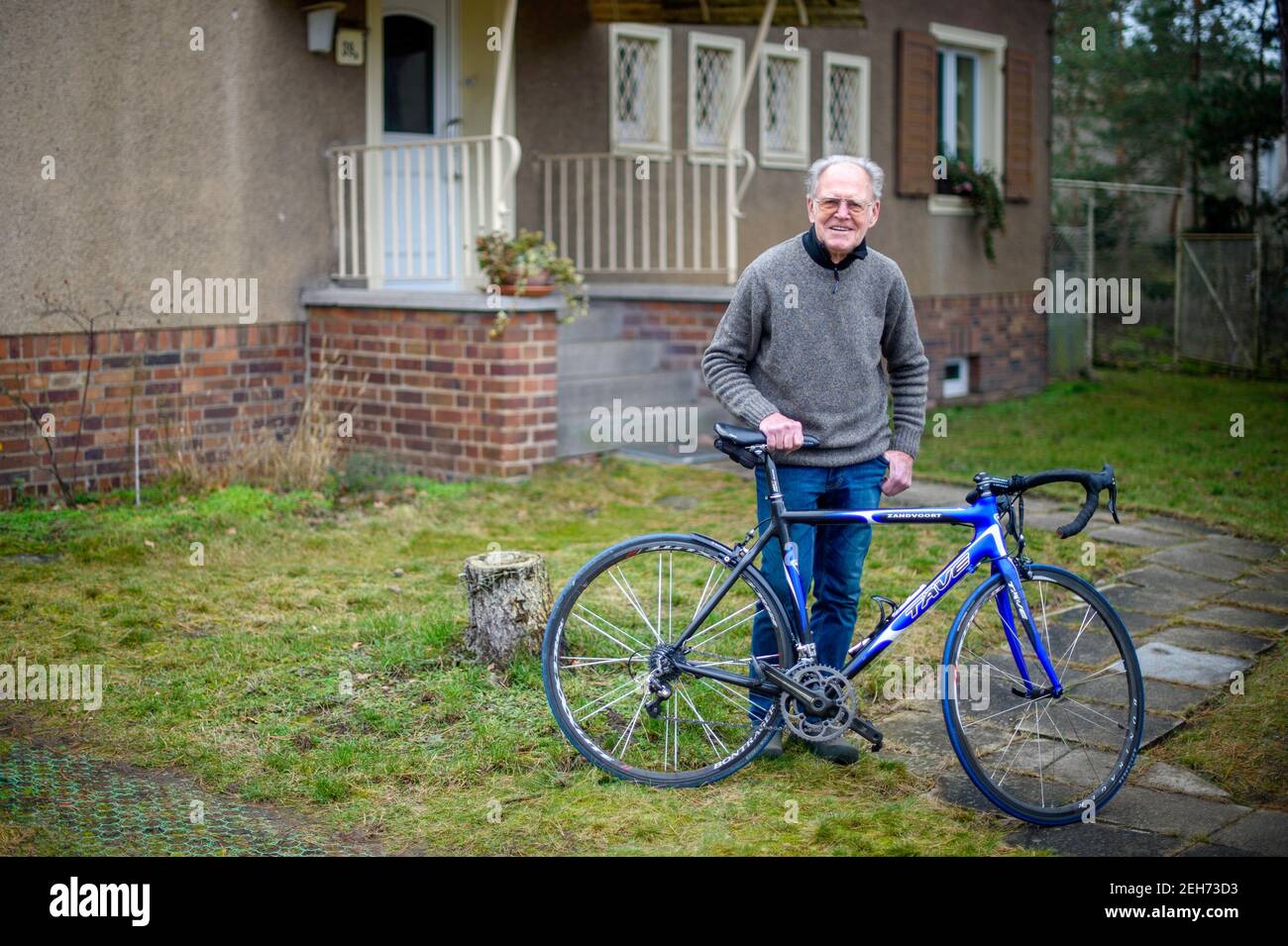 Heyrothsberge, Alemania. 22 de enero de 2021. Gustav-Adolf 'Täve' Schur está de pie en el jardín frente a su casa con su bicicleta de carreras con 'Täve' escrito en el marco. Su hijo le dio la bicicleta por su cumpleaños. Ahora la leyenda del ciclismo 'Täve' Schur tendrá 90 años el 23 de febrero. Crédito: Klaus-Dietmar Gabbert/dpa-Zentralbild/ZB/dpa/Alamy Live News Foto de stock