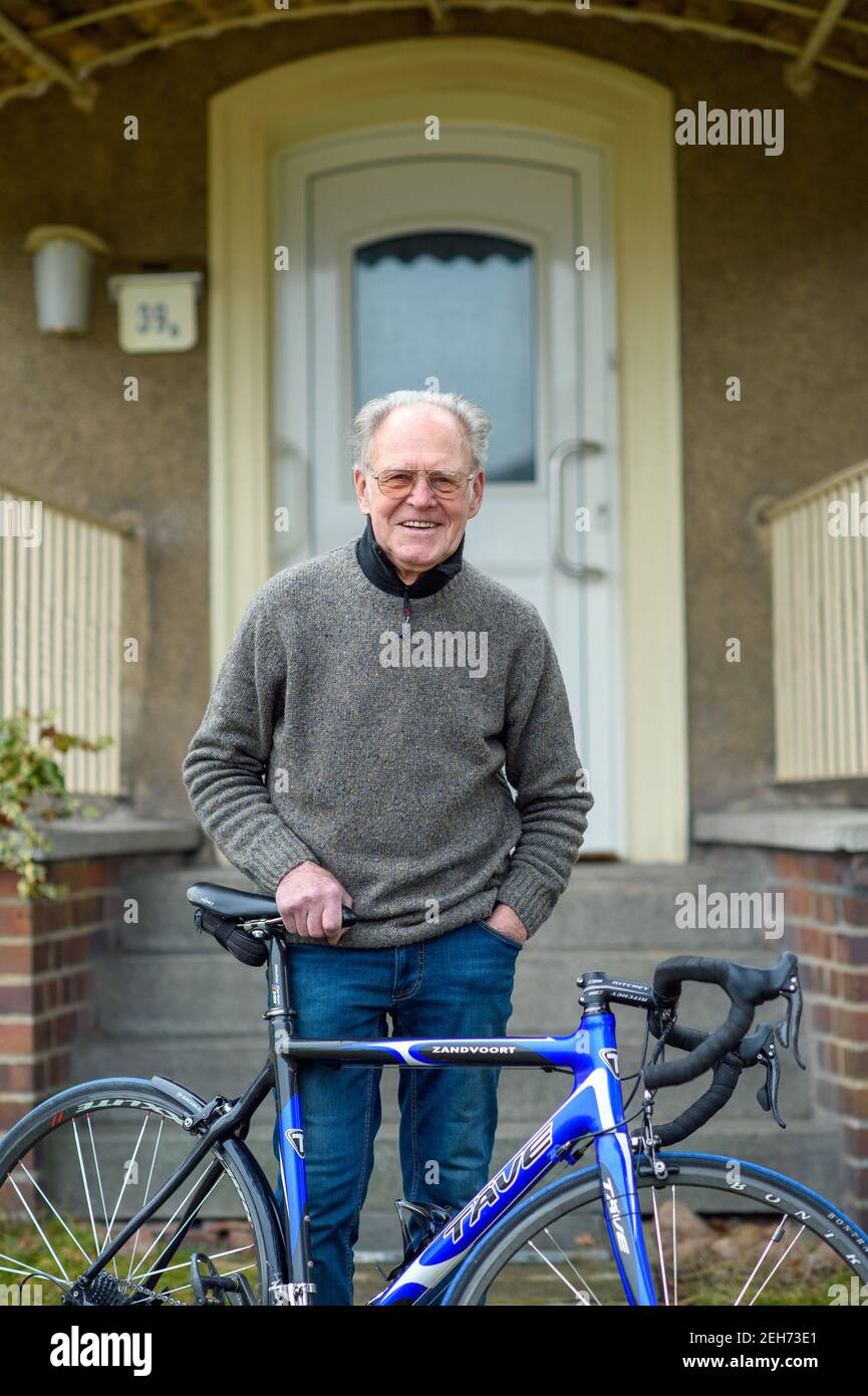 Heyrothsberge, Alemania. 22 de enero de 2021. Gustav-Adolf 'Täve' Schur está de pie en el jardín frente a su casa con su bicicleta de carreras con 'Täve' escrito en el marco. Su hijo le dio la bicicleta por su cumpleaños. Ahora la leyenda del ciclismo 'Täve' Schur tendrá 90 años el 23 de febrero. Crédito: Klaus-Dietmar Gabbert/dpa-Zentralbild/ZB/dpa/Alamy Live News Foto de stock