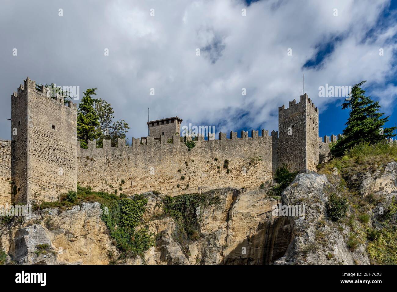 Un vistazo a las antiguas murallas defensivas de la República De San Marino en la cumbre del Monte Titano Foto de stock