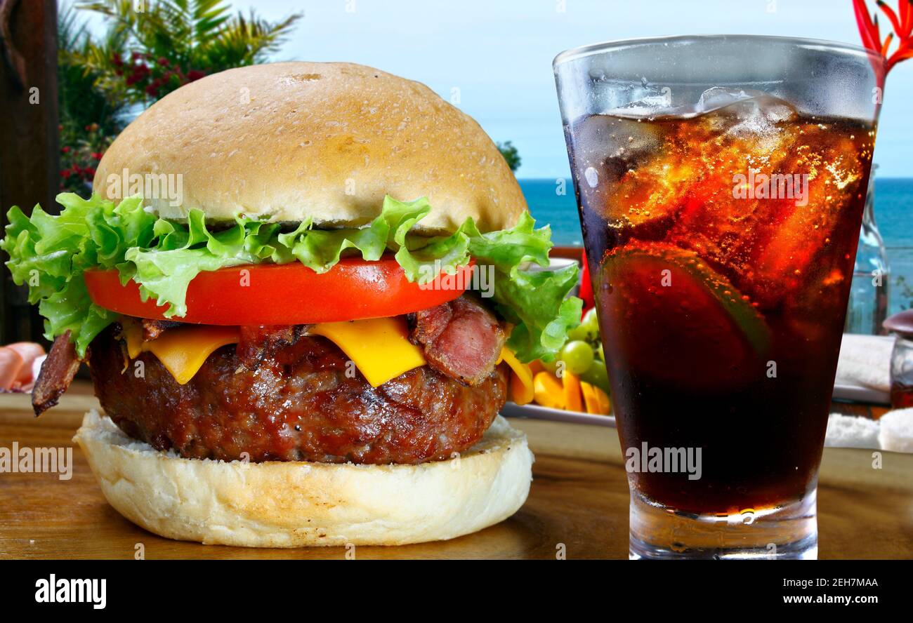 Hamburguesa con refresco de cola frío Fotografía de stock Alamy