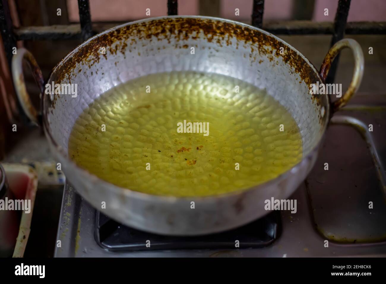 Ajuste tornillo lista Una sartén con aceite caliente en la cocina Fotografía de stock - Alamy
