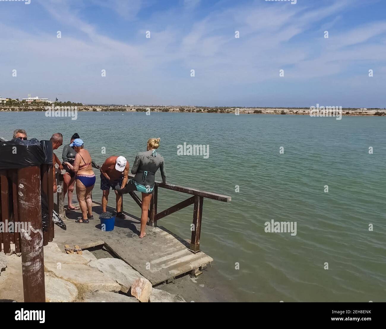 Alicante, España - 24 de julio de 2019: Las personas son limpiadas con barro.  Baños de barro en España Fotografía de stock - Alamy