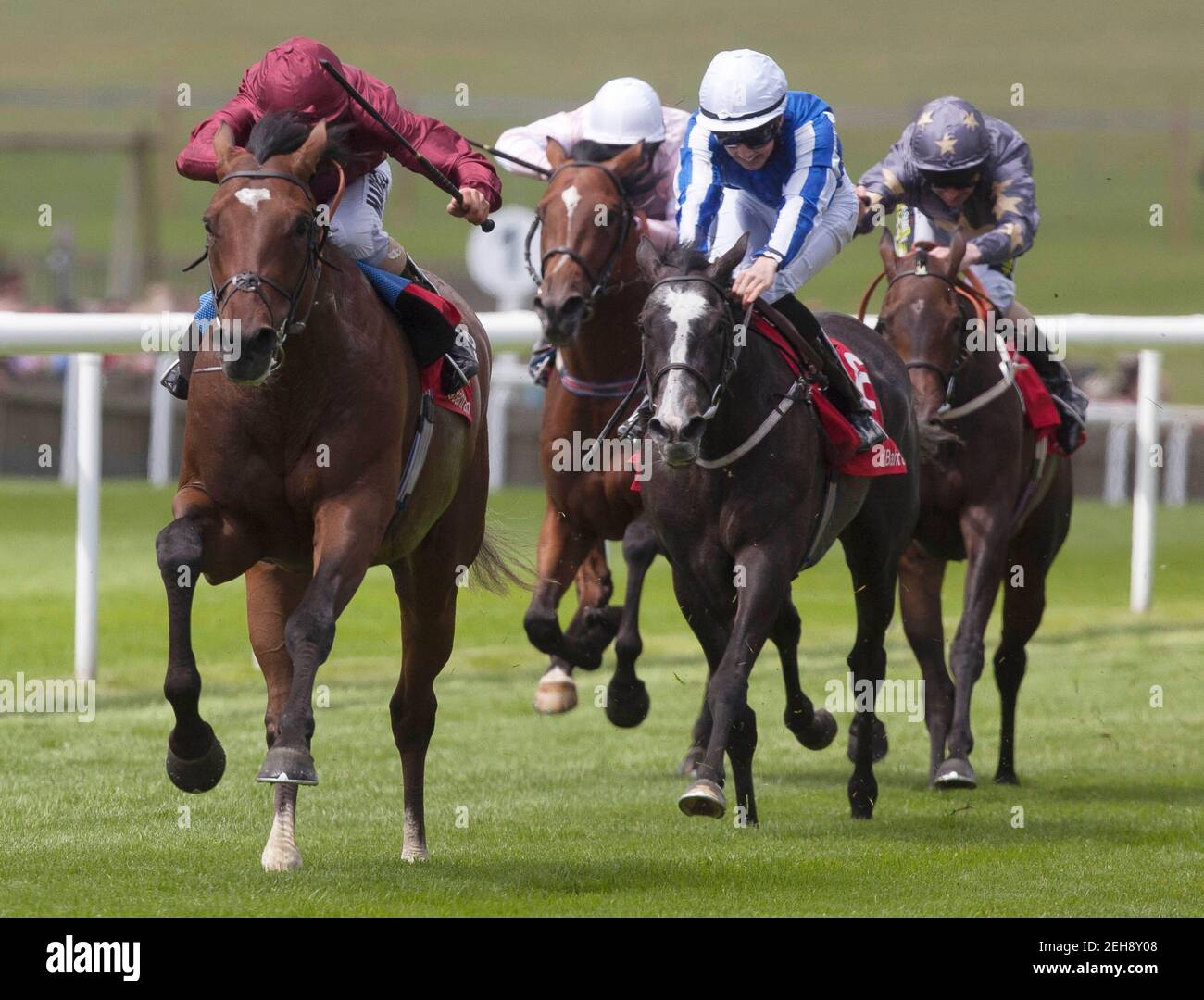 Carreras de caballos - Newmarket Festival de julio - Newmarket Racecourse - 12/7/12 Shantaram montado por William Buick (L) gana el 13.20 la carrera de trofeos de Bahrein crédito obligatorio: Imágenes de acción / Julian Herbert Livepic Foto de stock