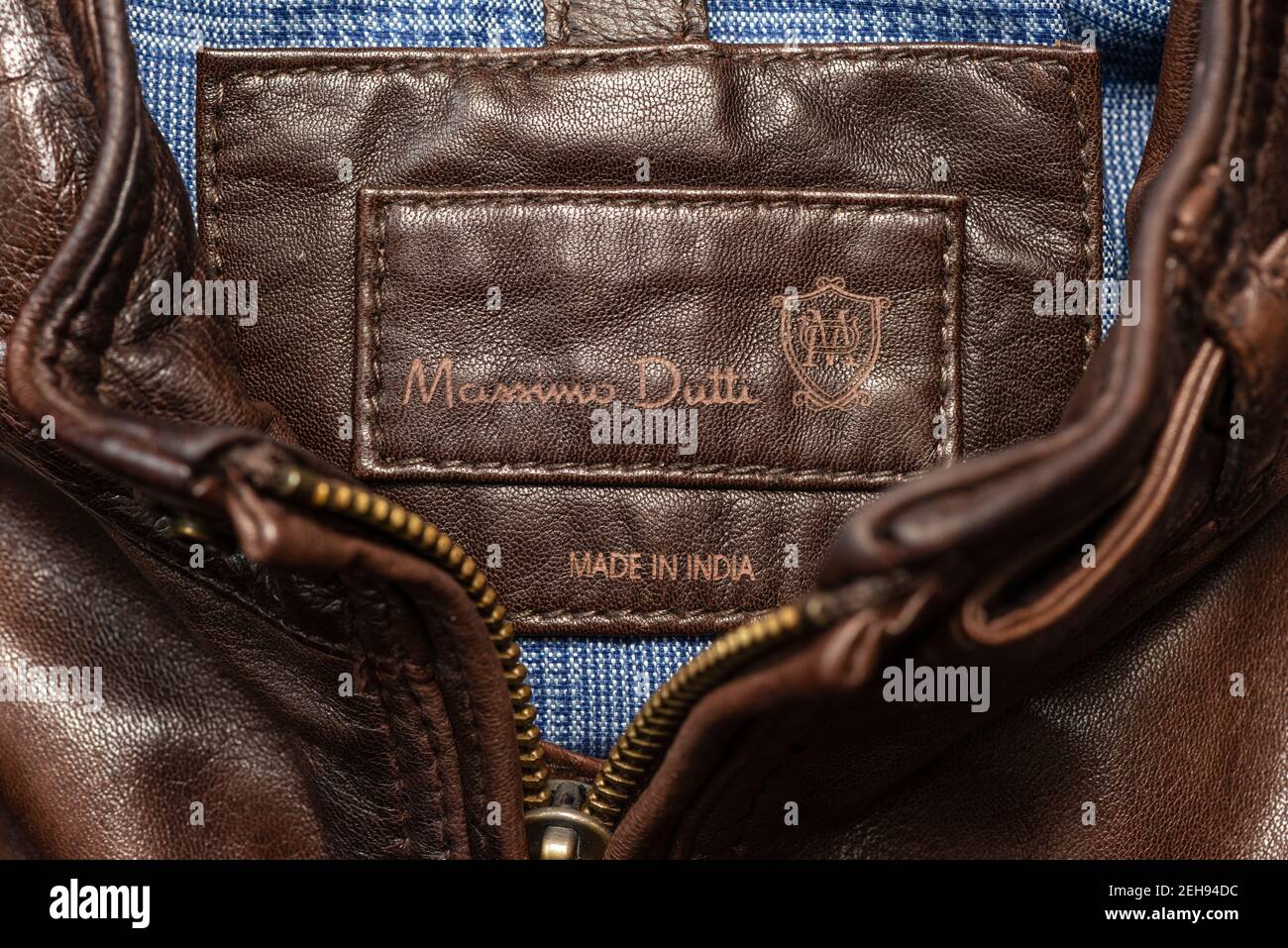 Massimo Dutti hecho en la India etiqueta en cuero marrón de hombre chaqueta  Fotografía de stock - Alamy