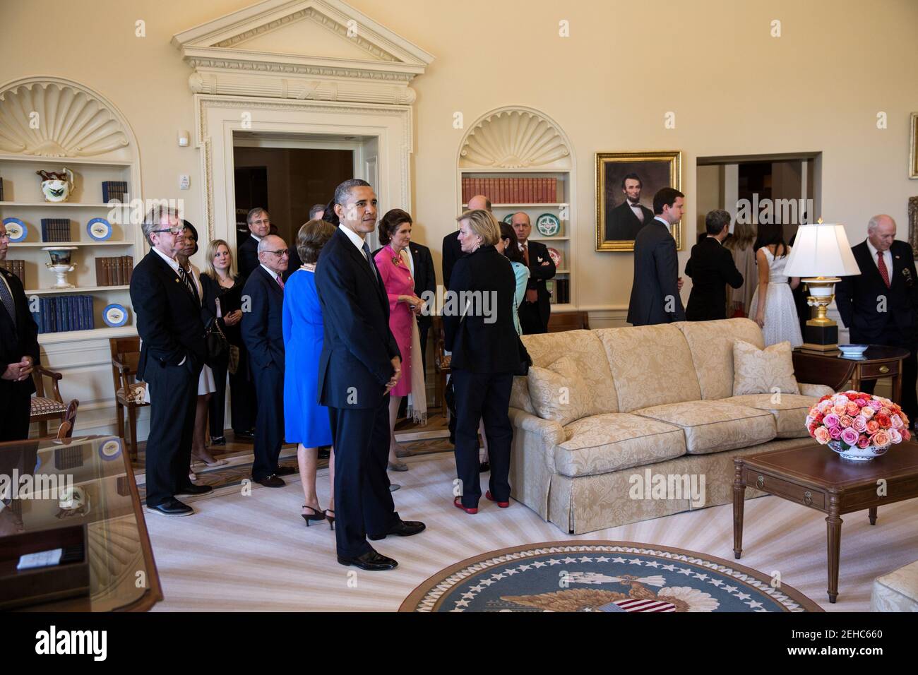 El presidente Barack Obama hace una pausa en una réplica de la Oficina Oval durante un recorrido por la Biblioteca Presidencial George W. Bush y el Museo en el campus de la Universidad Metodista del Sur (SMU) en Dallas, Texas, 25 de abril de 2013. Foto de stock