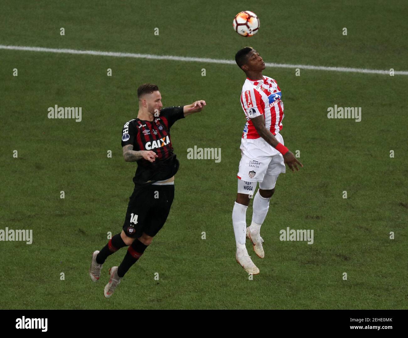 Fútbol - Copa Sudamericana final Segunda etapa - Atlético Paranaense v Junior - Arena da Baixada, Curitiba, Brasil - 12 de diciembre de 2018 Yony González de AJunior en acción con Leo Pereira REUTERS/Paulo Whitaker de Atletico Paranaense Foto de stock