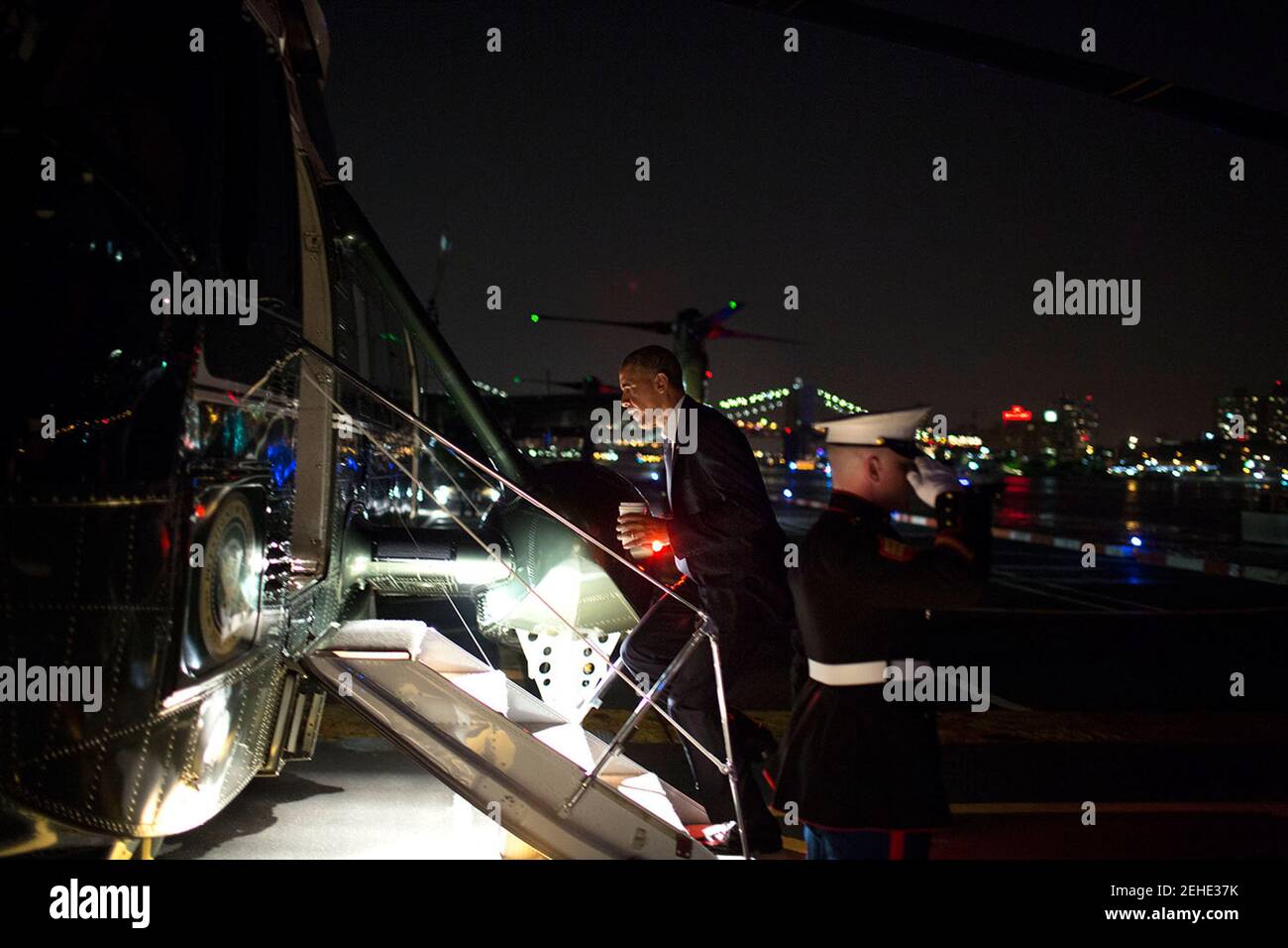 El presidente Barack Obama aborda Marine One en la zona de aterrizaje de Wall Street para salir de camino al Aeropuerto Internacional John F. Kennedy en Nueva York, Nueva York, 17 de junio de 2014. Foto de stock