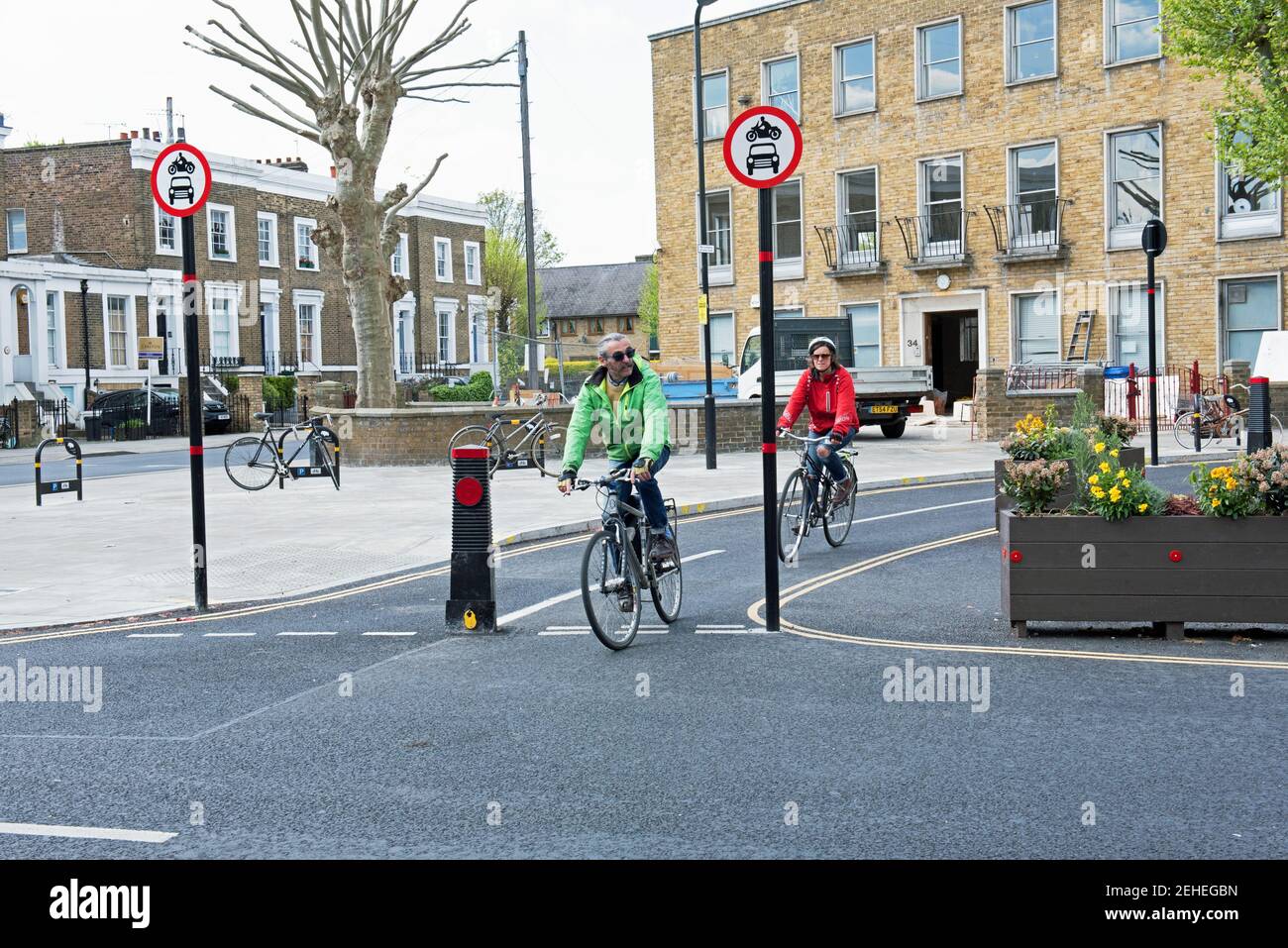 Dos ciclistas en Ardleigh Road carril bici Borough de Londres Hackney Foto de stock