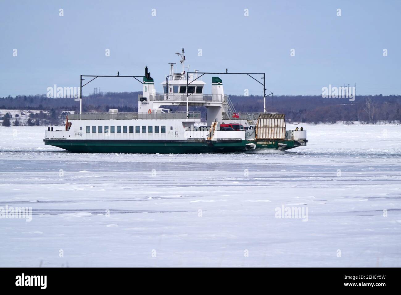 Ferry operando en invierno Foto de stock