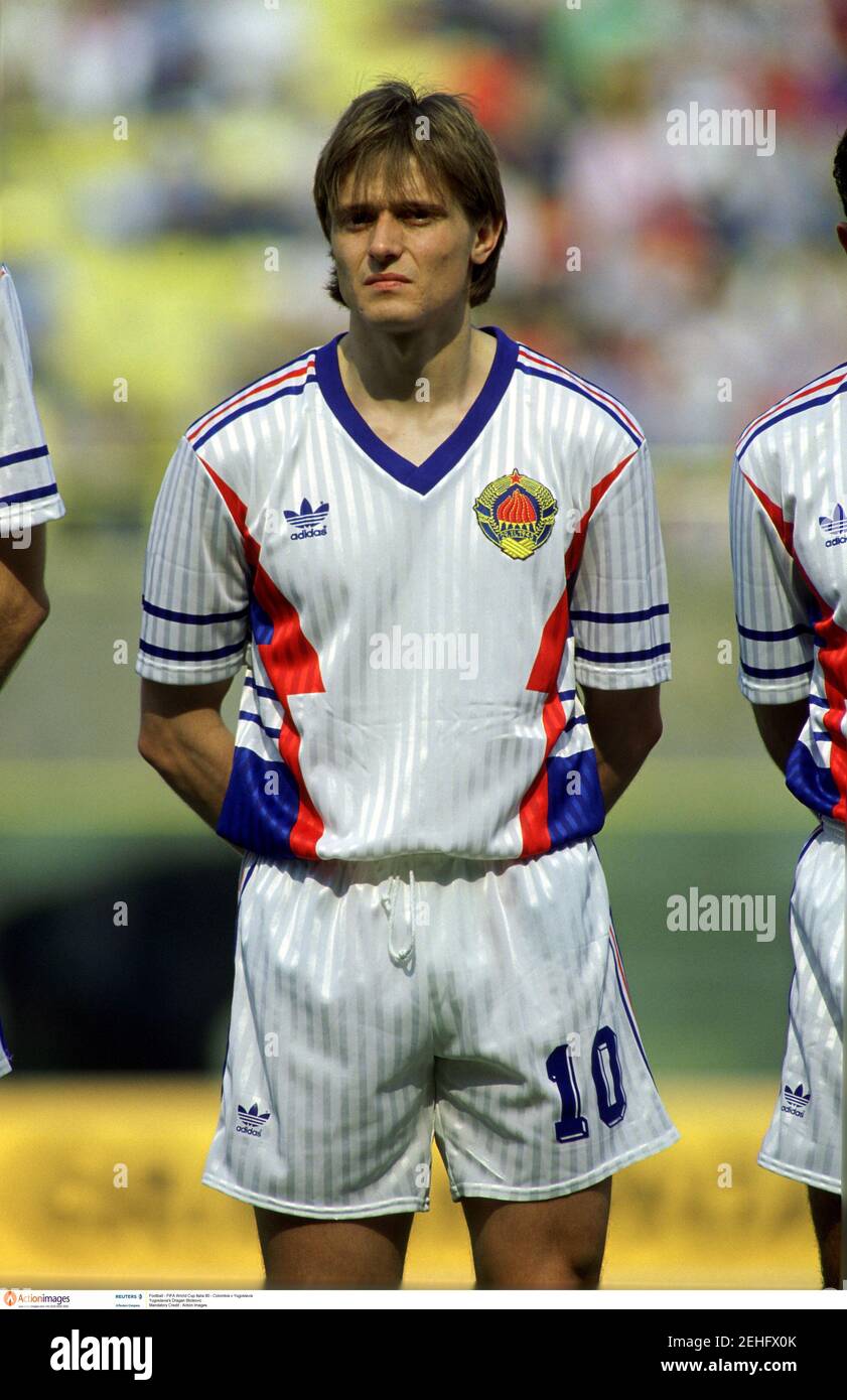 Fútbol - Copa Mundial de la FIFA 1990 - Grupo D - Colombia contra  Yugoslavia - Stadio Renato Dall'Ara, Bolonia - 14/6/90 Yugoslavia's Dragan  Stoikovic crédito obligatorio: Action Images Fotografía de stock - Alamy