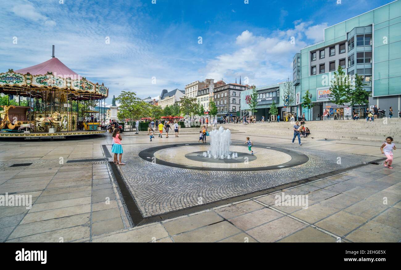 Fuente en la Place de Jaude en Clermont-Ferrand, departamento de Puy-de-Dôme, región de Auvernia-Rhône-Alpes, Francia Foto de stock