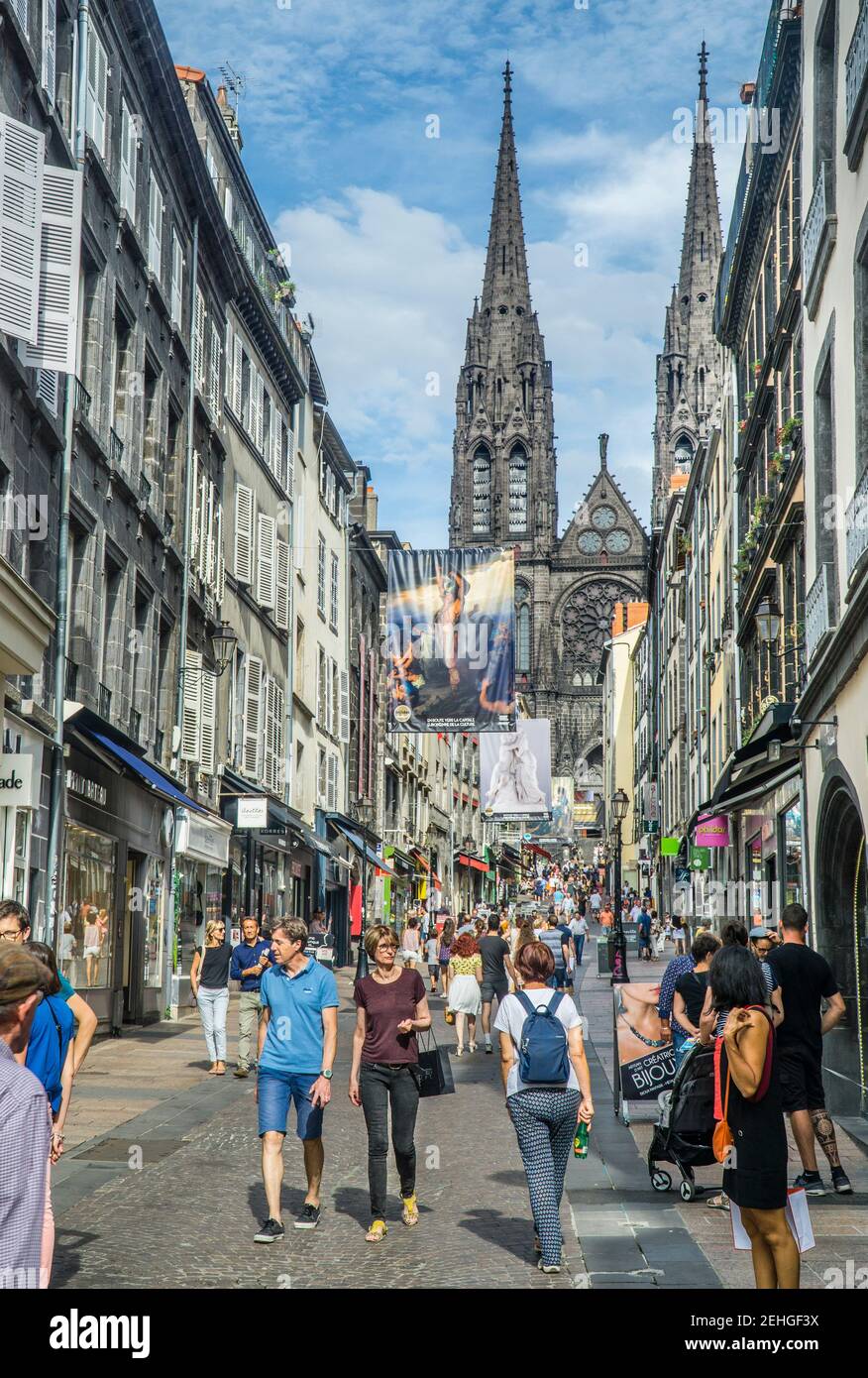 Rue des Gras, popular calle comercial en Clermont-Ferrand, que conduce hacia la catedral de Clermont-Ferrand, departamento de Puy-de-Dôme, Auvernia-Rhône-Alpes RE Foto de stock