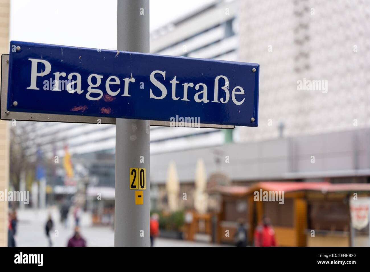 Prager Strasse señal en el centro de la ciudad con vistas a la zona peatonal y la gente va de compras en Dresden, Alemania. Foto de stock