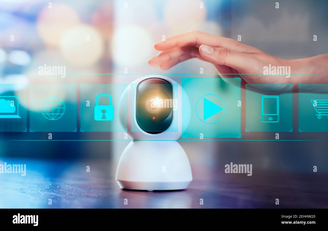 Cámara CCTV de seguridad, tecnología de vigilancia y la mano táctil con  mostrar icono de herramientas de aplicación en la pantalla Fotografía de  stock - Alamy