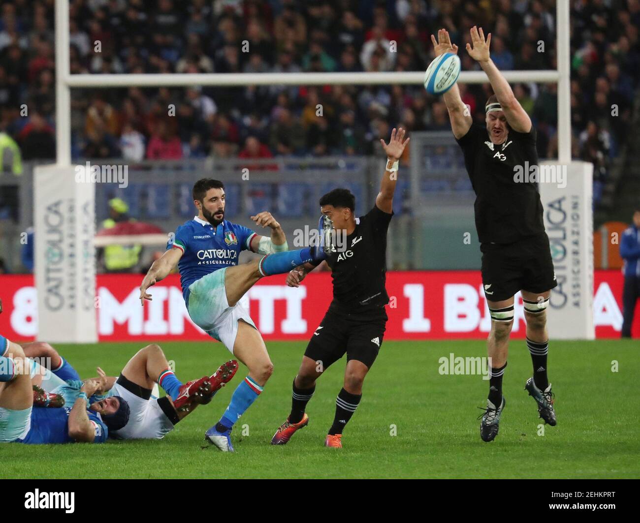 Rugby Union - Italia contra Nueva Zelanda - Stadio Olimpico, Roma, Italia - 24 de noviembre de 2018 Italia de Tito Tebaldi patadas REUTERS/Alessandro Bianchi Foto de stock