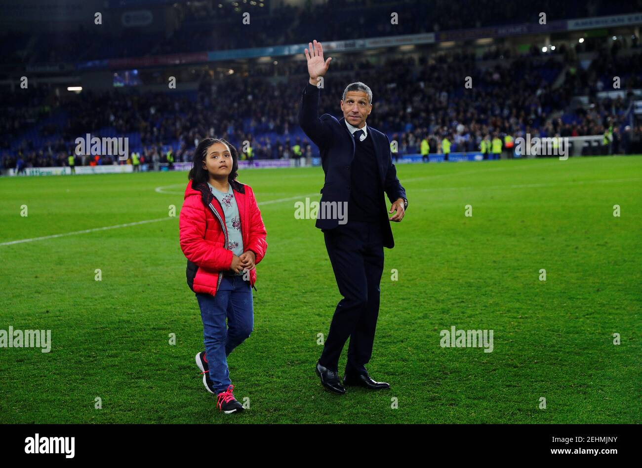 Fútbol - Premier League - Brighton & Hove Albion v Manchester United - The American Express Community Stadium, Brighton, Gran Bretaña - 4 de mayo de 2018 el gerente de Brighton Chris Hughton durante una vuelta de agradecimiento después del partido REUTERS/Eddie Keogh EDITORIAL USO SOLAMENTE. No se utiliza con audio, video, datos, listas de dispositivos, logotipos de clubes/ligas o servicios "en vivo" no autorizados. Uso en línea en el partido limitado a 75 imágenes, sin emulación de vídeo. No se utiliza en apuestas, juegos o publicaciones de un solo club/liga/jugador. Póngase en contacto con su representante de cuenta para obtener más información. Foto de stock