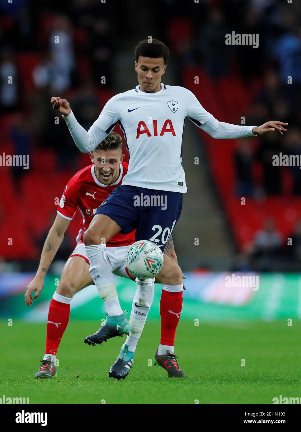 Fútbol - Copa Carabao Tercera Ronda - Tottenham Hotspur vs Barnsley - Estadio Wembley, Londres, Gran Bretaña - 19 de septiembre de 2017 DELE Alli de Tottenham en acción con Angus MacDonald REUTERS de Barnsley/Eddie Keogh SÓLO USO EDITORIAL. No se utiliza con audio, video, datos, listas de dispositivos, logotipos de clubes/ligas o servicios "en vivo" no autorizados. Uso en línea en el partido limitado a 75 imágenes, sin emulación de vídeo. No se utiliza en apuestas, juegos o publicaciones de un solo club/liga/jugador. Póngase en contacto con su representante de cuenta para obtener más información. Foto de stock
