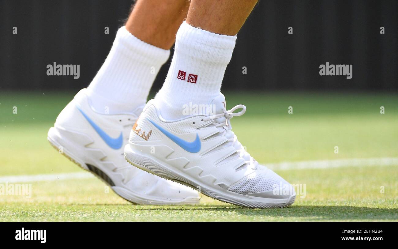 Tenis - Wimbledon - All England Lawn Tennis and Croquet Gran Bretaña - 9 de de 2018. Roger Federer, de Suiza, lleva calcetines Uniqlo y zapatillas Nike durante su